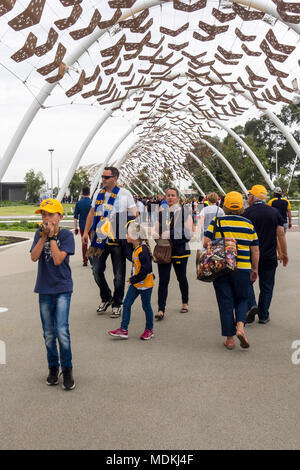 West Coast Eagles supporters camminando lungo un marciapiede esterno del Optus Stadium, Perth, WA, Australia. Foto Stock