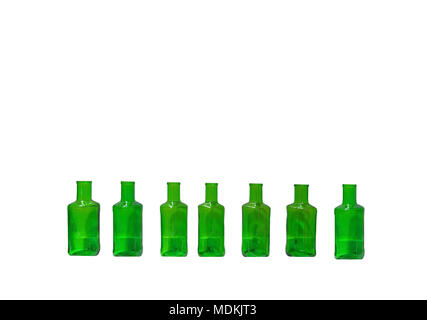Vetro verde per bottiglie allineate in una fila isolato su bianco Foto Stock
