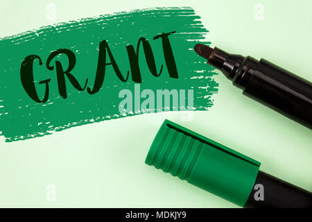 Segno di testo mostra Grant. Foto concettuale denaro dato da un'organizzazione o di governo per uno scopo Scholarship scritto dipinta sullo sfondo verde Mark Foto Stock