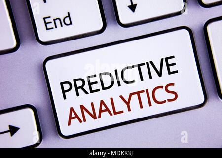 La grafia la scrittura di testo analisi predittiva. Concetto significato metodo per prevedere le prestazioni di analisi statistiche scritto White tasto della tastiera con cop Foto Stock