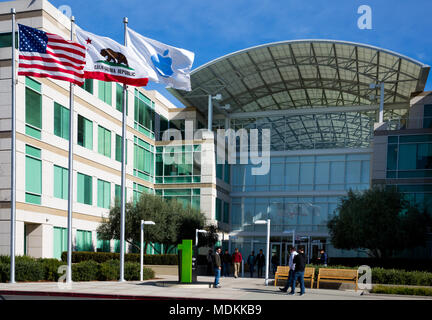 Apple Infinite Loop, Cupertino, California, Stati Uniti d'America (USA) - 30 Gennaio 2017: Apple stuff e visitatori di fronte al mondo Apple la sede centrale Foto Stock