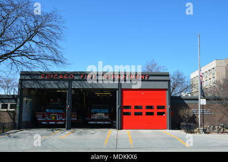 Le porte per la stazione dei vigili del fuoco sono aperte su una calda giornata di primavera in Chicago's Uptown di quartiere. Foto Stock