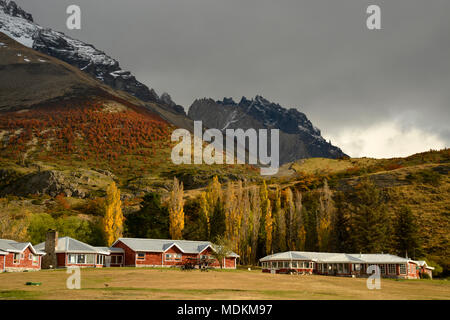 Gli edifici dell'Hosteria Los Torres all'inizio della valle Ascencio, che conduce alla famosa in tutto il mondo Torres del Paine guglie granitiche. Foto Stock