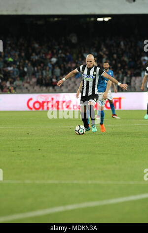 Napoli, Italia. Xviii Apr, 2018. Azione durante la partita di calcio tra SSC Napoli e UDINESE presso lo Stadio San Paolo di Napoli .Risultato finale SSC Napoli vs. Udinese 4-2.In foto Bram Nuytinck UDINESE Credito: Salvatore Esposito/Pacific Press/Alamy Live News Foto Stock