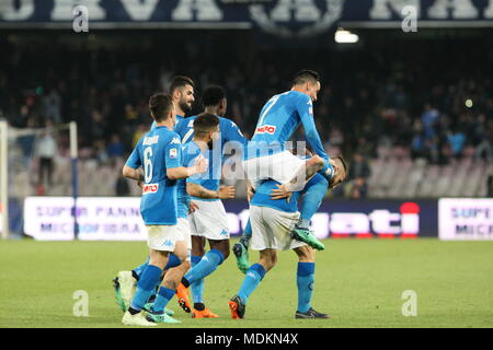 Napoli, Italia. Xviii Apr, 2018. Azione durante la partita di calcio tra SSC Napoli e UDINESE presso lo Stadio San Paolo di Napoli .Risultato finale SSC Napoli vs. Udinese 4-2.In foto giocatore di SSC Napoli celebrare cliente Credito: Salvatore Esposito/Pacific Press/Alamy Live News Foto Stock