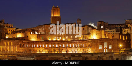 Mercati di Traiano, Torre delle Milizie Tower, il Foro di Traiano, Foro di Trajano, di notte, Roma, lazio, Italy Foto Stock