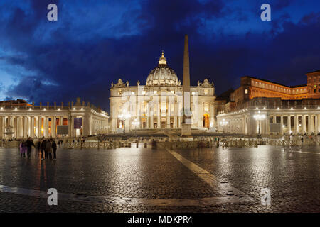 Piazza San Pietro con la Basilica di San Pietro, i colonnati del Bernini, Vaticano, Roma, lazio, Italy Foto Stock