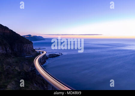 Sunrise a Seacliff Bridge e Royal National Park, Sydney, Australia Foto Stock