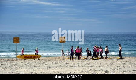 Sydney, Australia - Ott 29, 2017. Bagnini a mezzo di salvataggio area di accesso sulla spiaggia Bondi si prepara per la formazione di mattina. Foto Stock