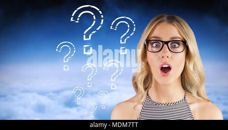 La donna sorpresa con stencil interrogativi Foto Stock
