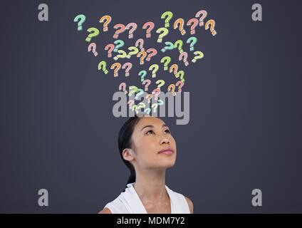 Donna con colorate funky interrogativi che emergono dalla testa Foto Stock