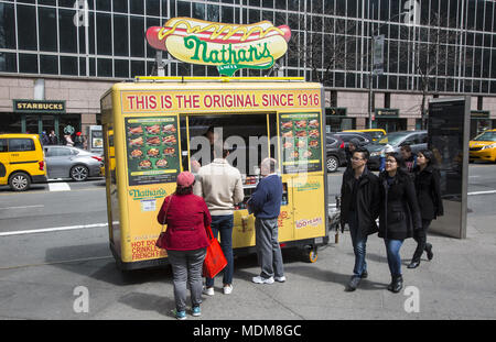 Famosa Nathan's hot dog fornitore su 42nd Street nel centro di Manhattan, New York City. Foto Stock