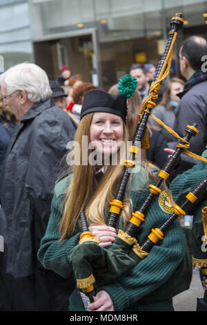 Il Tartan annuale parata marche a nord sulla 6th Avenue nel centro di Manhattan. Foto Stock