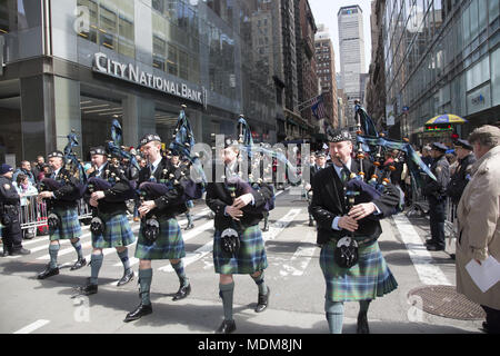 Il Tartan annuale parata marche a nord sulla 6th Avenue nel centro di Manhattan. Foto Stock