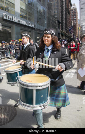 Il Tartan annuale parata marche a nord sulla 6th Avenue nel centro di Manhattan. Foto Stock
