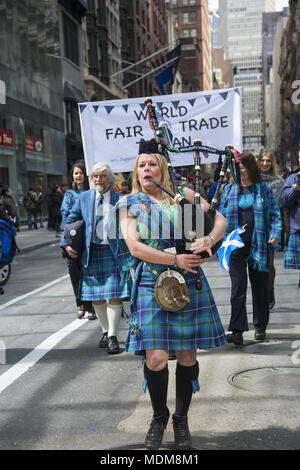 Il Tartan annuale parata marche a nord sulla 6th Avenue nel centro di Manhattan. Foto Stock