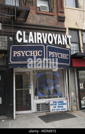 In questi giorni di nazionale e incertezza personale "psychics' e 'veggenti' do una vivace attività. Storefront psichica, East Village di New York City. Foto Stock
