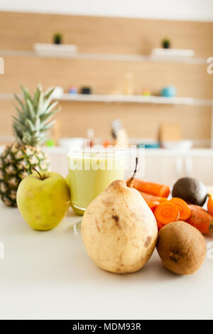 Frutta e verdura biologiche sul tavolo della cucina Foto Stock