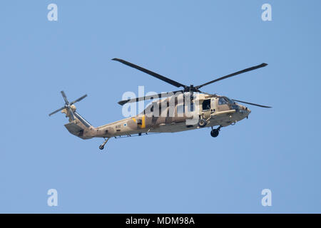 Un Sikorsky UH-60 Black Hawk elicottero chiamato Yanshuf della forza aerea israeliana battenti durante airshow di sopra Gerusalemme su Israele il settantesimo celebrazioni del giorno dell'indipendenza Foto Stock