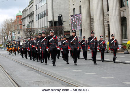 Particpiants nelle principali Easter Parade in onore del 1916 Rising intrattenere la folla in Dublino. Credito: reallifephotos/Alamy Foto Stock