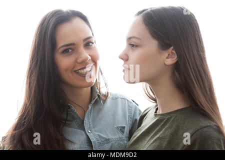 Due sorelle in piedi accanto a ciascun altro Foto Stock