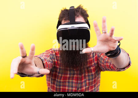 La barba lunga hipster uomo che indossa una realtà virtuale auricolare Foto Stock