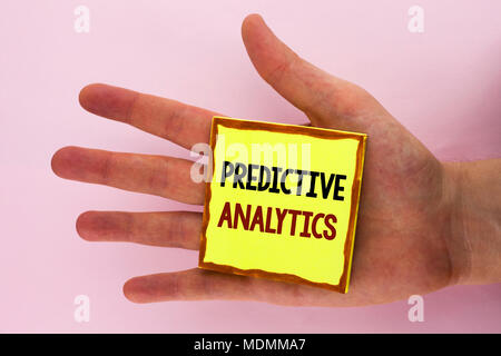 La grafia la scrittura di testo analisi predittiva. Concetto significato metodo per prevedere le prestazioni di analisi statistiche scritto una nota adesiva Carta posizionati th Foto Stock