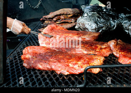 Lastre di nervature a cuocere sulla griglia a barbeque festival Foto Stock