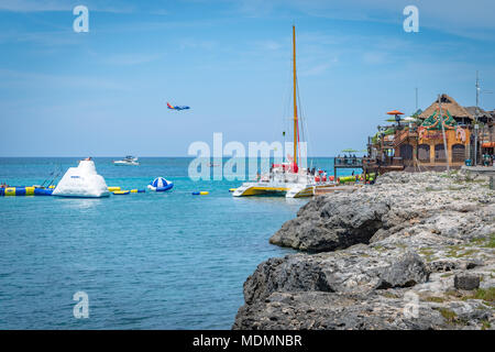 Jimmy Buffet Margaritaville e la sua acqua attrazioni da scogliere di Montego Bay sulla costa nord della Giamaica, con Southwest Airlines in atterraggio. Foto Stock
