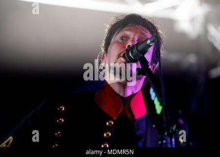 Venaria Reale, Italia. Xix Apr, 2018. Davide Autelitano suona con la band italiana i Ministri durante il tour Fidatevi, presso il Teatro della Concordia, Venaria Reale, Italia 19 aprile 2018 Credit: Alberto Gandolfo/Pacific Press/Alamy Live News Foto Stock