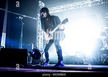 Venaria Reale, Italia. Xix Apr, 2018. Federico Dragogna suona con la band italiana i Ministri durante il tour Fidatevi, presso il Teatro della Concordia, Venaria Reale, Italia 19 aprile 2018 Credit: Alberto Gandolfo/Pacific Press/Alamy Live News Foto Stock