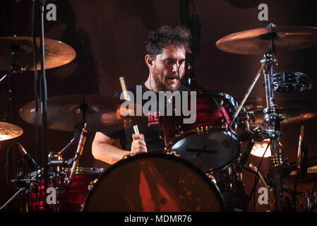 Venaria Reale, Italia. Xix Apr, 2018. Michele Esposito suona con la band italiana i Ministri durante il tour Fidatevi, presso il Teatro della Concordia, Venaria Reale, Italia 19 aprile 2018 Credit: Alberto Gandolfo/Pacific Press/Alamy Live News Foto Stock