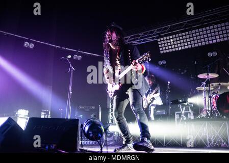 Venaria Reale, Italia. Xix Apr, 2018. Federico Dragogna suona con la band italiana i Ministri durante il tour Fidatevi, presso il Teatro della Concordia, Venaria Reale, Italia 19 aprile 2018 Credit: Alberto Gandolfo/Pacific Press/Alamy Live News Foto Stock