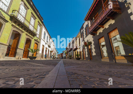 Tero, Spagna - 27 Febbraio 2018: Calle Real de la Plaza, principale strada pedonale con la tradizionale architettura delle Canarie e facciate colorate. Foto Stock