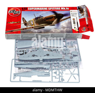 Un modello Airfix kit aereo - la classica scala 1/72 Spitfire Foto Stock