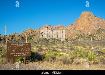 Texas, parco nazionale di Big Bend, vista dal bacino di Chisos Road, Bear Mountain lion segno di avvertimento Foto Stock
