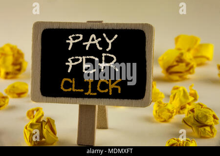 Segno di testo mostra Pay Per Click. Foto concettuale ottenere denaro da parte dei visitatori annunci Pubblicità SEO Marketing legno scritta Bacheca pianura backgrou Foto Stock