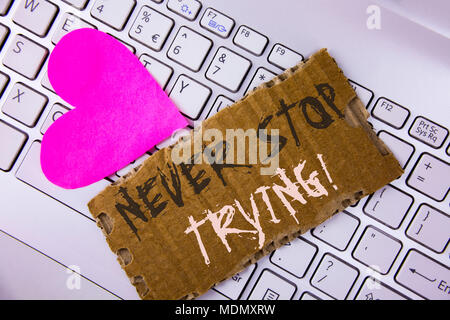 Parola di scrittura di testo mai smettere di cercare motivazionali di chiamata. Il concetto di business per andare a non mollare la fiducia in sé scritto strappare cartoncino posto t Foto Stock