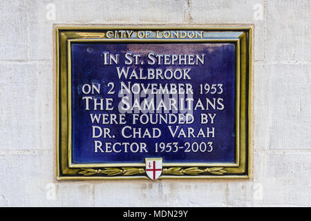 Targa blu sulla parete di St Stephen Walbrook chiesa nella città di Londra che commemora la fondazione dei samaritani dal fondatore Chad Varah Foto Stock