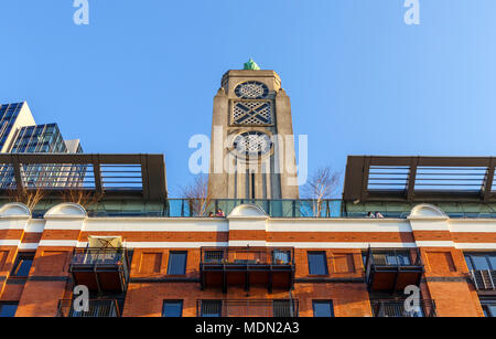 L'iconico art-deco OXO tower, south bank, Southwark, Londra SE1 in una giornata di sole con cielo blu Foto Stock