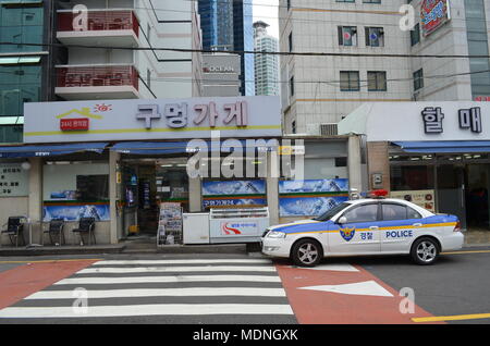 Auto di polizia su una strada a Busan, Corea del Sud Foto Stock