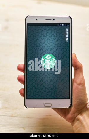 KALININGRAD, RUSSIA - circa settembre, 2017: Starbucks app nella schermata di apertura su Asus Zenfone 3 Ultra smartphone. Starbucks Corporation è un americano di COF Foto Stock