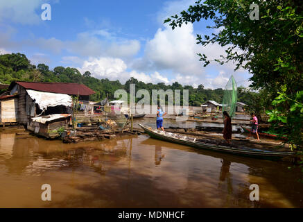 Attività comunitarie sul fiume Barito, Borneo, Indonesia. Foto Stock