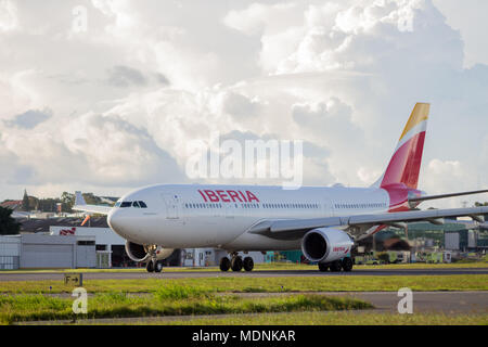 Iberia a330 di decollare da Città del Guatemala Foto Stock