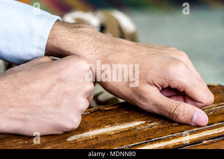 Close up di mani umane scrivendo sul tavolo senza la riproduzione di penna o fingere come se la scrittura. Foto Stock