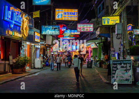 BANGKOK - MARZO 20, 2013: Serata walking street a Bangkok Foto Stock