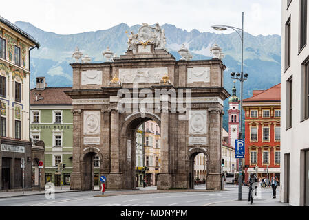 Innsbruck, Austria - 9 Agosto 2017: arco trionfale o Triumphpforte contro le montagne del centro storico di Innsbruck Foto Stock