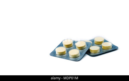Antielmintico compresse pillole in blister su sfondo bianco con copia spazio. Set di quattro compresse pillole : niclosamide e fenolftaleina per trattare Foto Stock