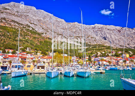 Baska Voda waterfront vela destinazione nella riviera di Makarska, Dalmazia regione della Croazia Foto Stock