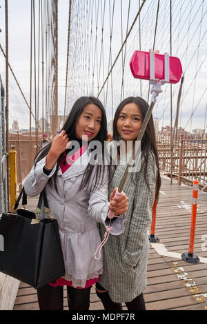 NEW YORK CITY, NY - CIRCA NEL MARZO 2016: due belle donne che prendono un selfie in New York. Foto Stock